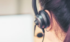 Person mit Kopfhörern, von hinten gesehen.