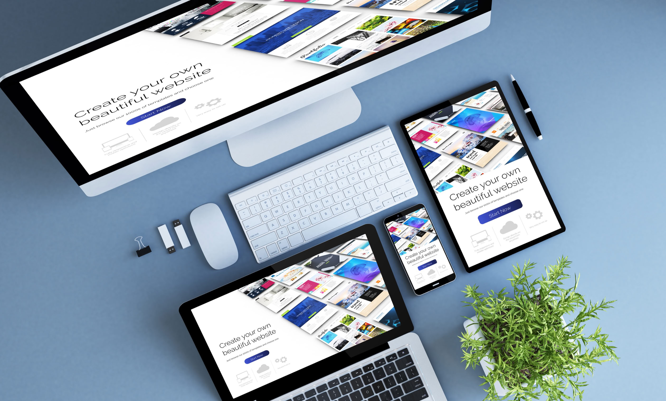 Computer, Tablet, Smartphone und Laptop auf einem Schreibtisch mit einer Tastatur, Maus, Stift und einem kleinen grünen Pflanzentopf. Alle Bildschirme zeigen dieselbe Webseite.