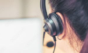 Eine Person trägt ein Headset, das von hinten zu sehen ist.